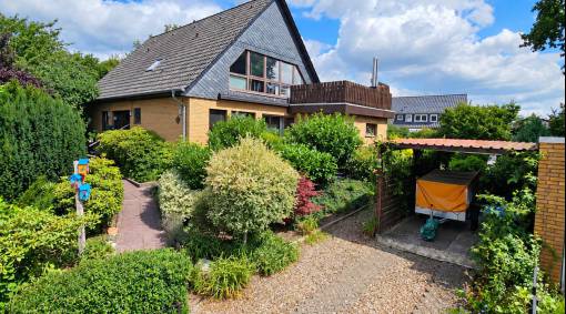 1-2Fam.-Haus in ruhiger Sackgasse mit Traumgarten, Teich, Grillterrasse, Doppelgarage & vieles mehr.